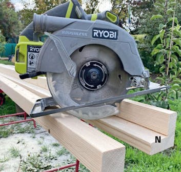 Isolert anneks: Stolpe til isolert anneks skjæres til Isolert anneks: Stolpe til isolert anneks skjæres til med en sirkelsag